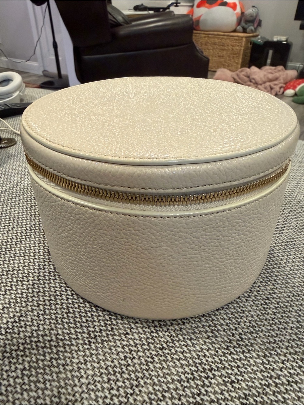 Cuyana Wellness Case Ecru Italian Leather Travel Beauty Case $258 GUC